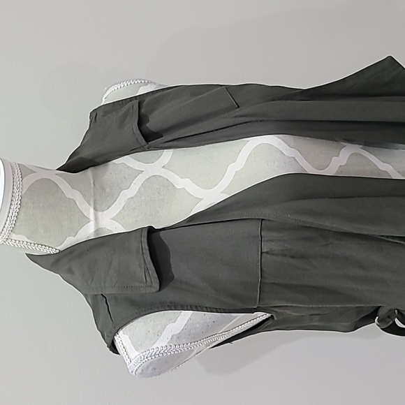 Suzy Shier Sleeveless Green Cardigan - Picture 2 of 9